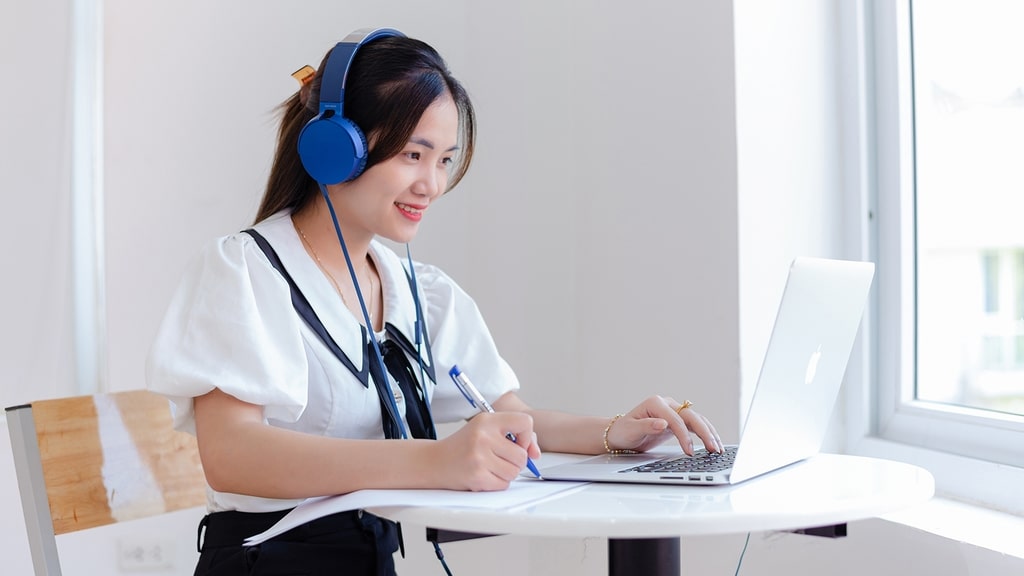 Học tiếng anh qua mạng có thực sự tốt không (Ưu và nhược điểm cần biết)