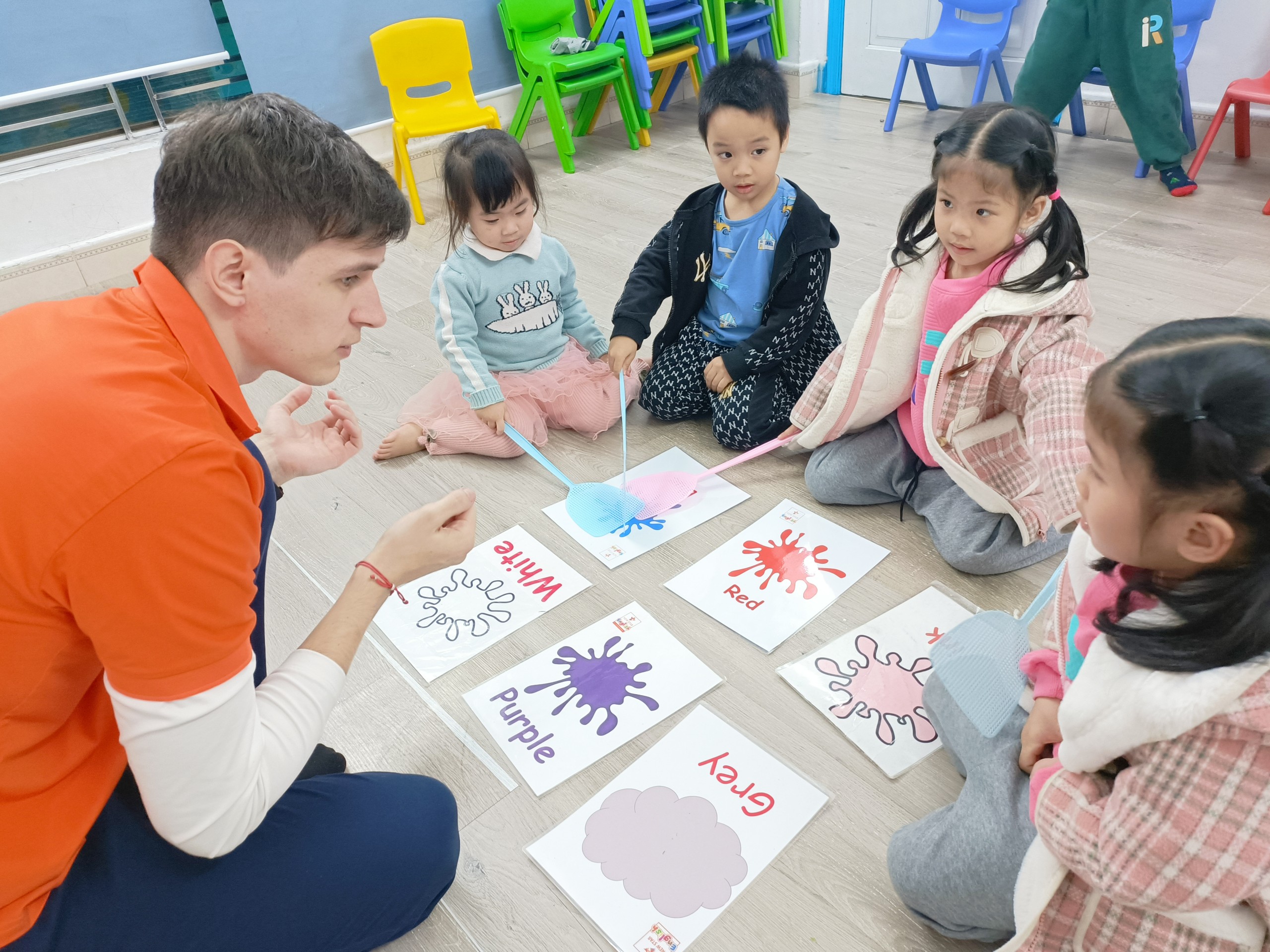 Lớp học tiếng Anh là gì? Khám phá lợi ích khi tham gia lớp học.