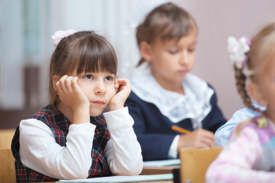Con nhút nhát nên học khóa học giao tiếp tiểu học nào? Cải thiện sự tự tin cho bé.