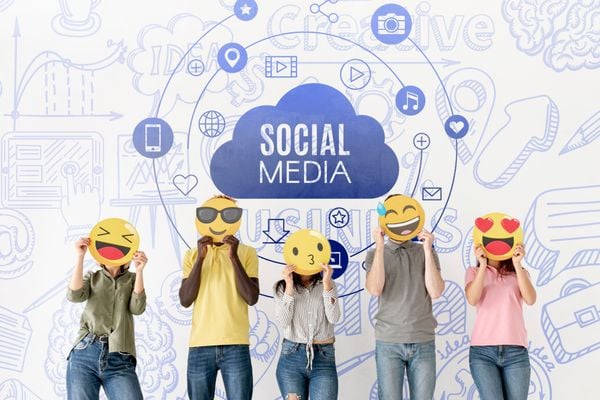 Social Media IELTS Writing: Hướng dẫn & Bài mẫu
