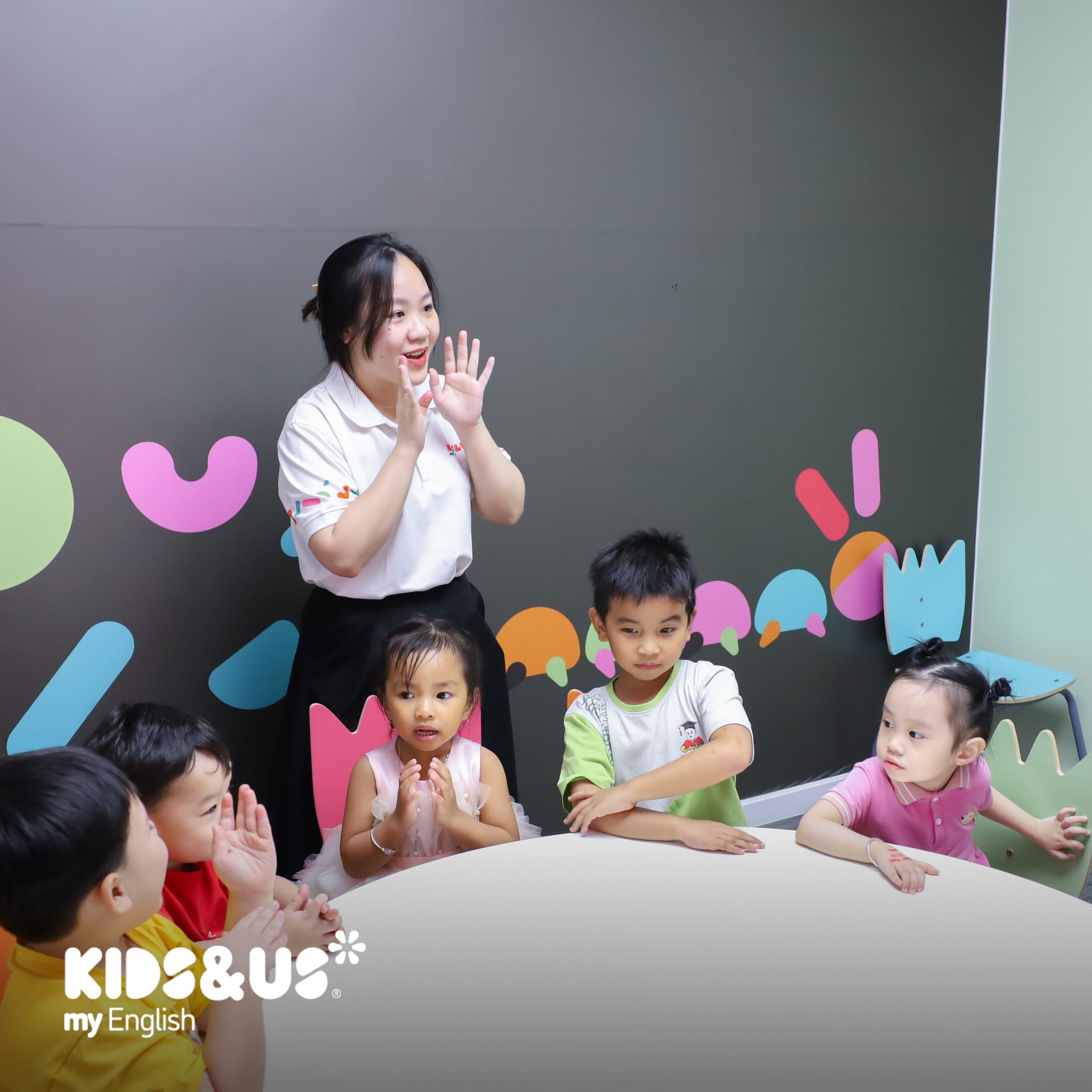 Lớp học tiếng Anh cho trẻ em 2 tuổi: Nên chọn trung tâm hay gia sư riêng?