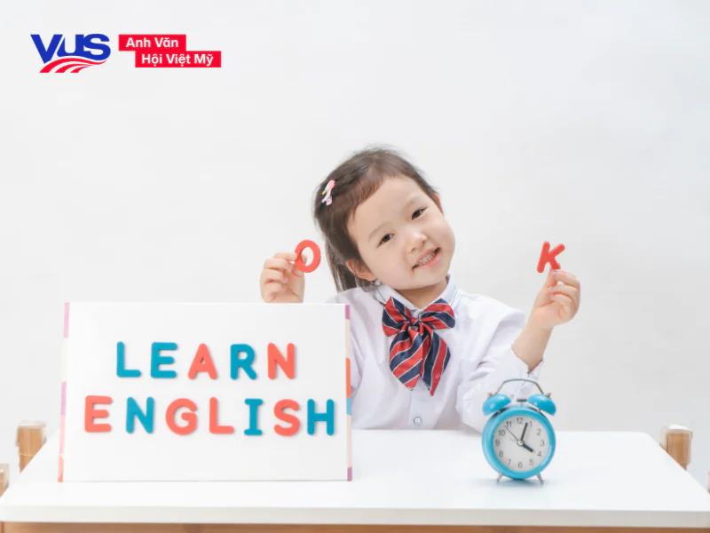 So sánh cách trẻ em học tiếng Anh và người lớn (Phương pháp nào tốt cho bé?)