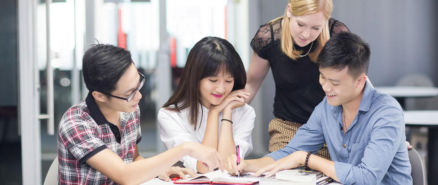 Lớp học tiếng Anh giao tiếp với giáo viên bản ngữ: Cải thiện kỹ năng giao tiếp nhanh chóng!