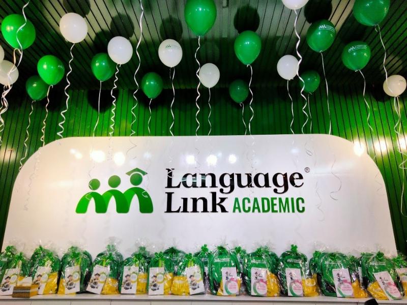 Học phí trung tâm tiếng Anh Language Link có đắt không? So sánh giá với các trung tâm khác.