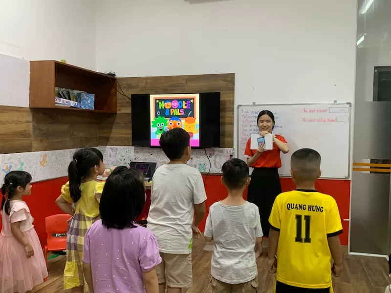 Nên học tiếng Anh ở trung tâm hay tự học tại nhà? Bí quyết chọn cách học phù hợp cho bạn.