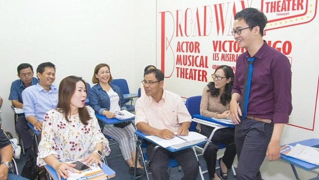 Người lớn tuổi học tiếng Anh: Trung tâm nào tốt nhất tại [Thêm vị trí]?