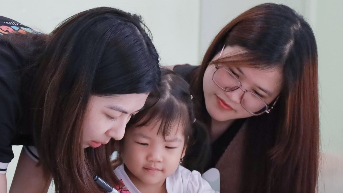 Tìm hiểu cách dạy trẻ em học tiếng anh đúng chuẩn, tránh sai lầm phổ biến.