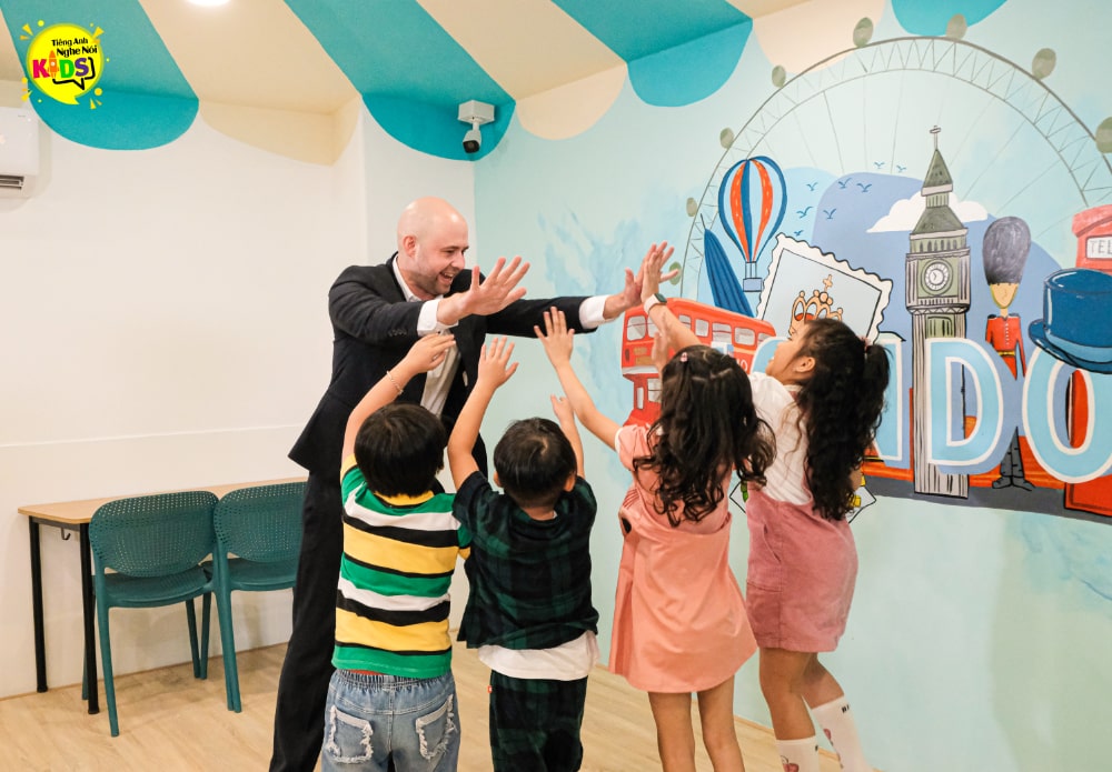 Tìm nhạc tiếng Anh cho bé ở đâu chất lượng? Gợi ý kênh chọn lọc cho ba mẹ.