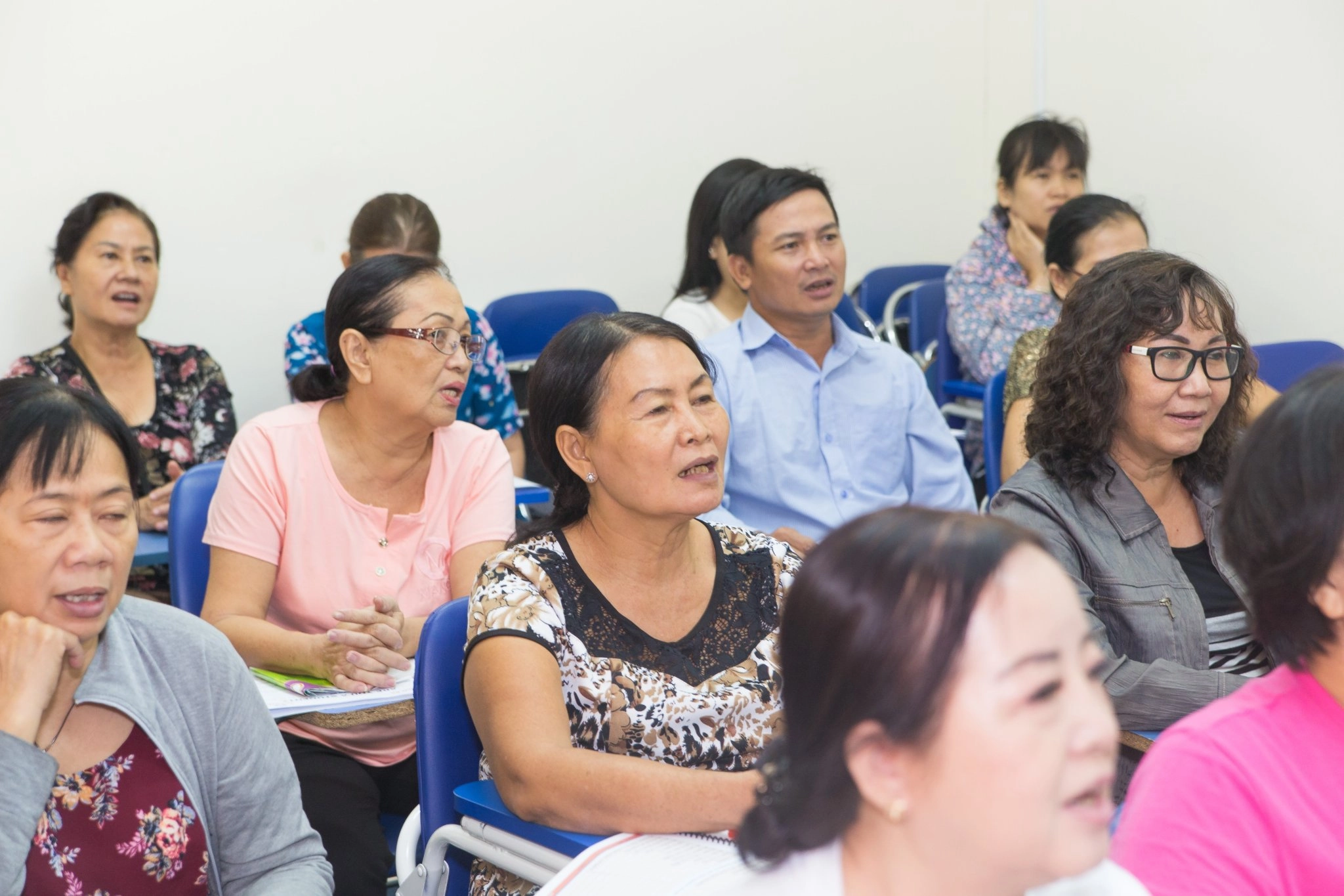 Người lớn tuổi học tiếng Anh hiệu quả: Chia sẻ kinh nghiệm thực tế từ người học!