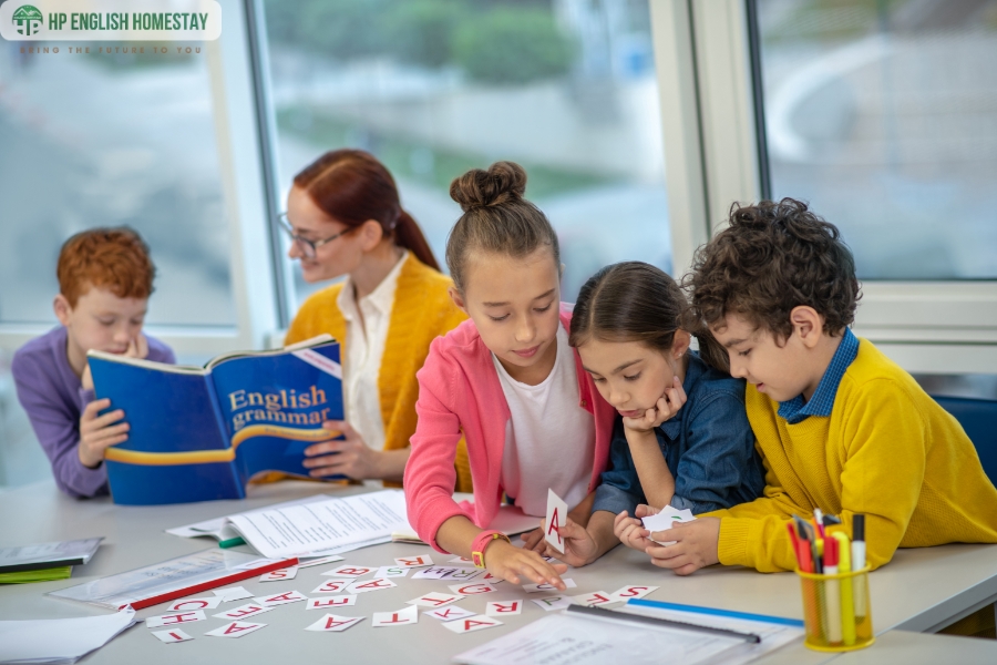 Cách dạy tiếng anh giao tiếp cho trẻ em tiến bộ nhanh? Cha mẹ nào cũng làm được.