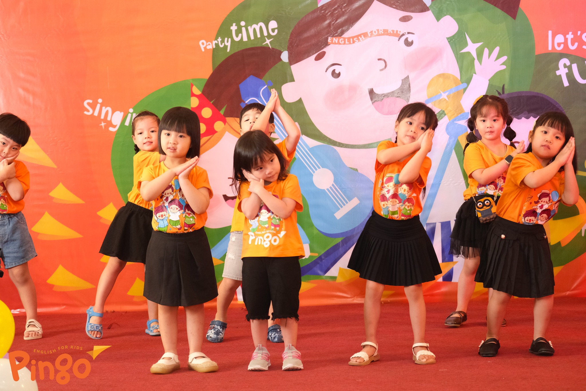 Bí quyết giúp bé học tiếng Anh qua các bài hát: Mẹ và bé cùng khám phá ngay nhé!