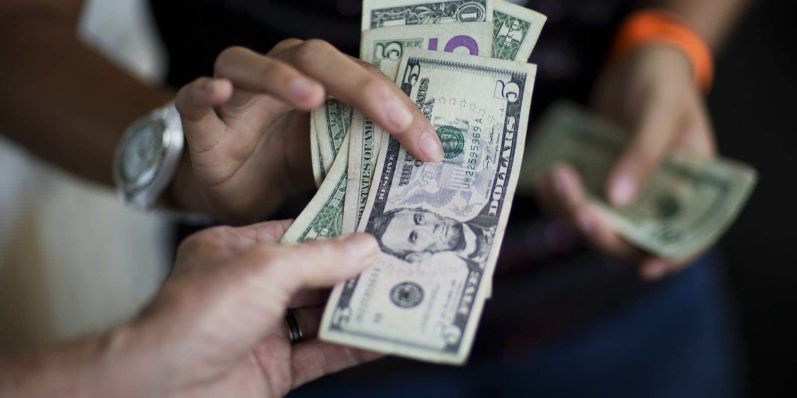 Thanh toán không dùng tiền mặt: Tiếng Anh gọi là gì và cách sử dụng