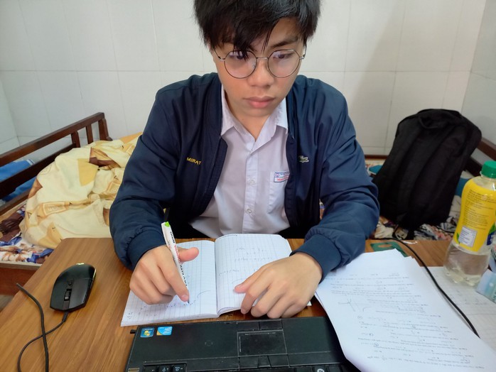 Học sinh nghèo vượt khó dịch tiếng Anh ra sao? Mẹo hay!