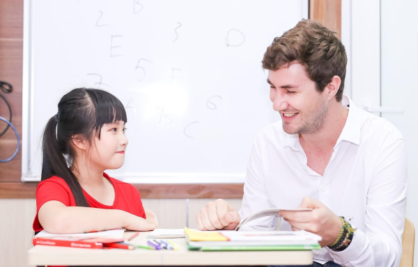 Học tiếng Anh trẻ em với giáo viên nước ngoài hiệu quả không? Bố mẹ cùng xem xét.